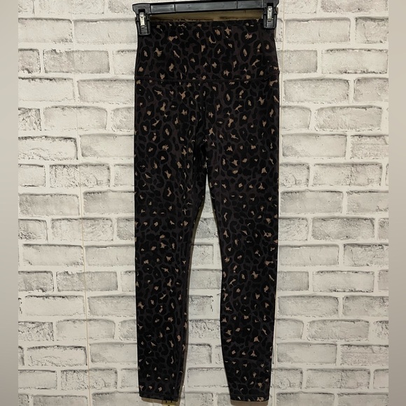 Women’s Varley gray/black/tan cheetah leopard print leggings like new XS - Picture 1 of 4